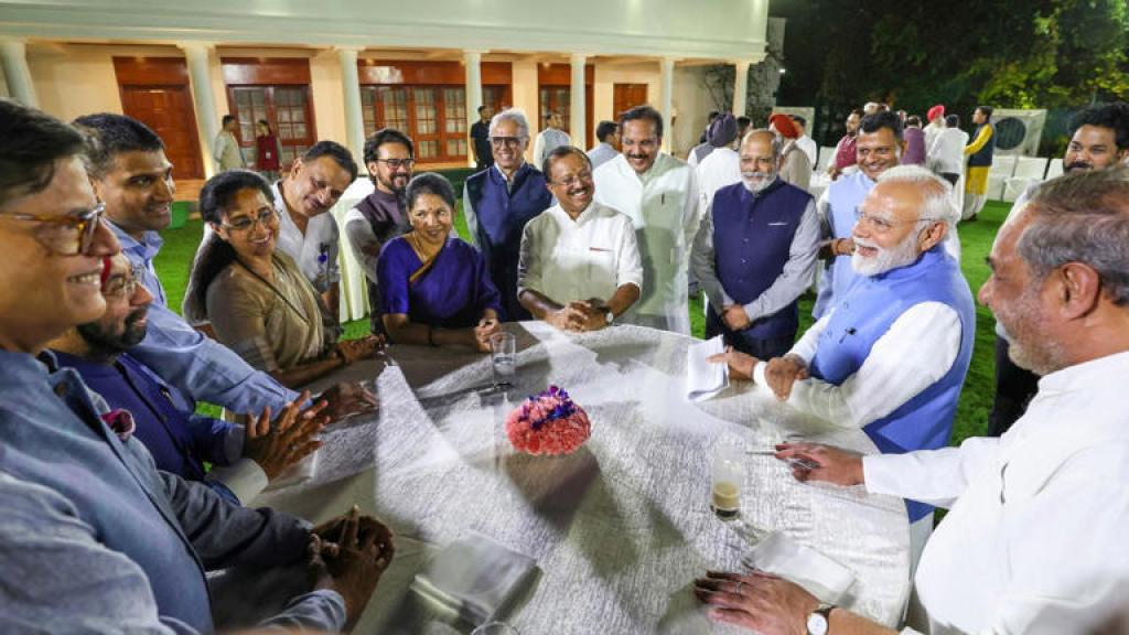 किसी की देरी से कैंसिल हुई मीटिंग तो कोई पकड़ा गया सिगरेट पीते…दुनियाभर में घूमकर आए सांसदों के कारनामे