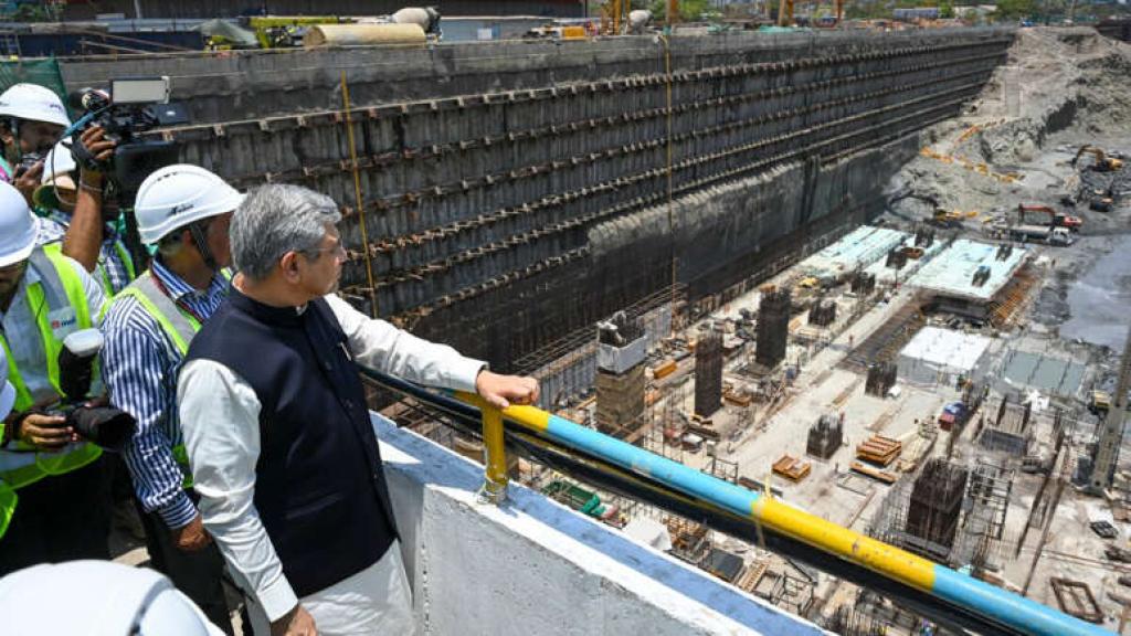 Bullet Train: देश का पहला बुलेट रेलवे स्टेशन बनकर तैयार, इस साल से दौड़ेगी ट्रेन; देखें PHOTOS