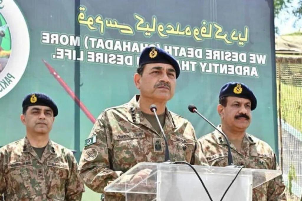 बकरीद पर भी नहीं माना मुल्ला मुनीर, रावलपिंडी छोड़ LoC के पास क्या करने पहुंचा