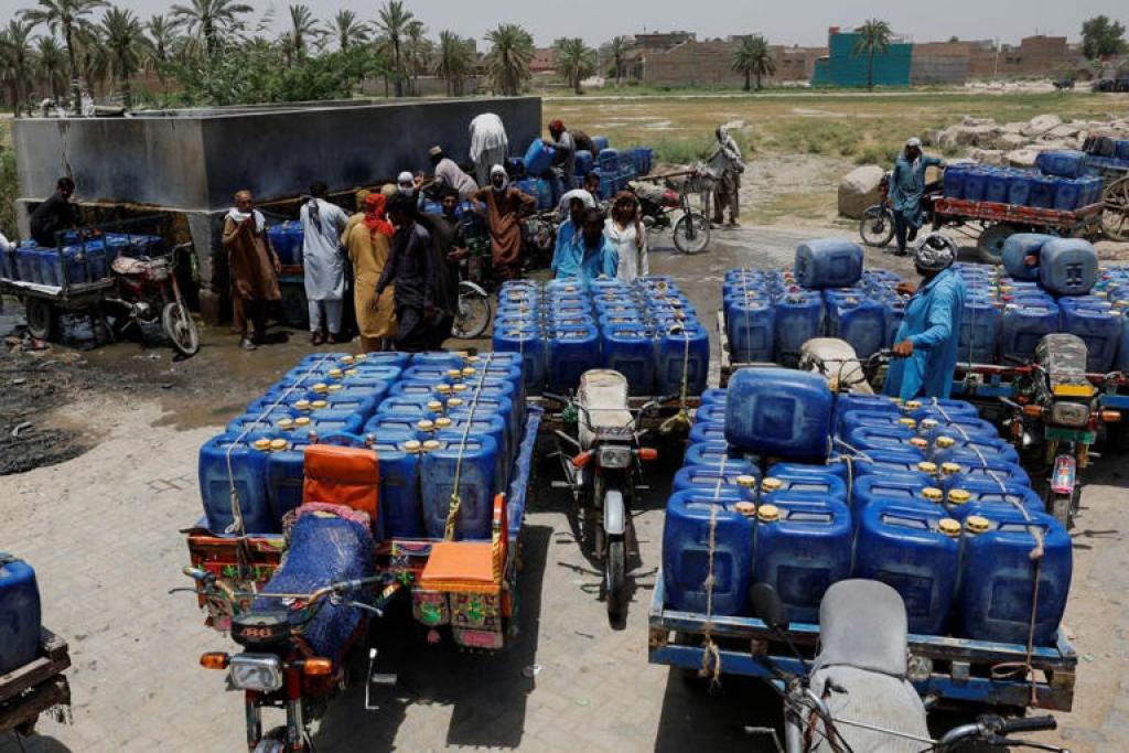 27K फ़ॉलोअर्स प्यास से तड़प रहा पाकिस्तान, विदेश में गिड़गिड़ाया- 'इंडिया से बात करा दो'