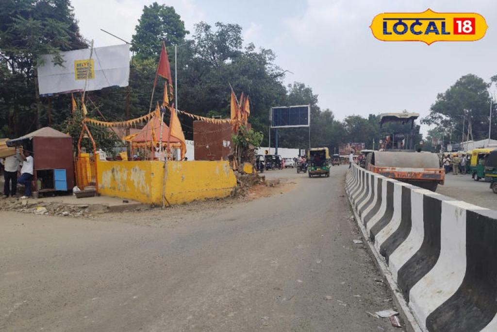 फ्लाइओवर के बीच में आया मंदिर, 19 को पहुंचेंगे मंत्री नितिन गडकरी