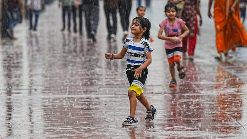 बारिश से तरबतर हुई दिल्ली, कई इलाकों में झमाझम… भीषण गर्मी से राहत