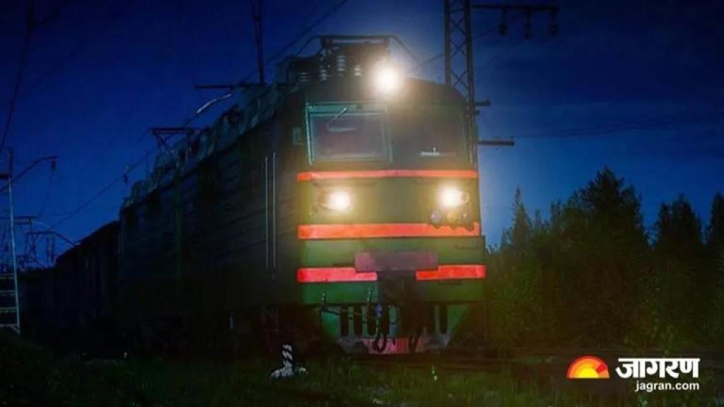 रेलवे ने जारी की जरूरी सूचना, सेंट्रल के रास्ते गुजरने वाली दो ट्रेनें रद; आठ के बदले मार्ग