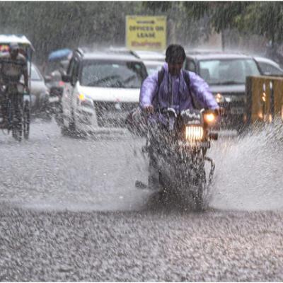 Monsoon Bike Riding Tips: मानसून में बाइक चलाने की तैयारी कैसे करें? हर राइडर के लिए जरूरी टिप्स