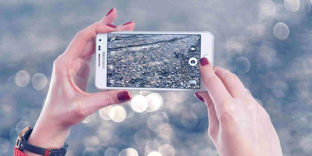 फोन में चला जाए पानी तो क्या करें? जानिए कुछ जरूरी टिप्स जो बचा सकते हैं आपका मोबाइल