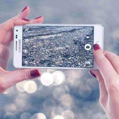 फोन में चला जाए पानी तो क्या करें? जानिए कुछ जरूरी टिप्स जो बचा सकते हैं आपका मोबाइल