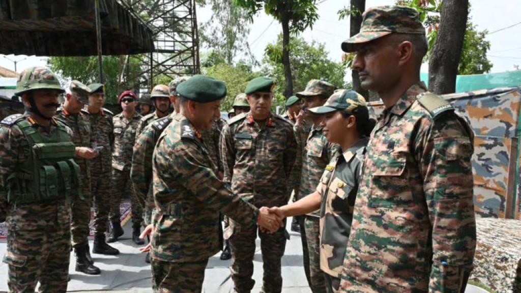 ऑपरेशन सिंदूर में BSF की जिस महिला जवान ने पाकिस्तान के छुड़ाए थे छक्के, सेना प्रमुख ने उन्हें किया सम्मानित