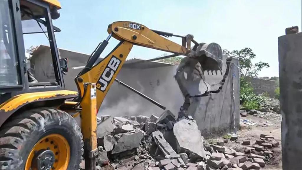 फरीदाबाद में अरावली की पहाड़ी पर बने करोड़ों के फार्महाउस पर चला बुलडोजर, कागजात मांगे तो नहीं दिखा सके