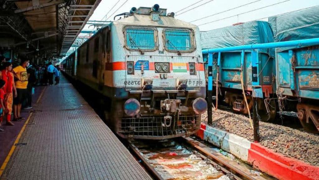 Indian Railways: स्लीपर का टिकट लेकर भी पा सकते हैं एसी कोच में सवारी का मजा, जानें कैसे