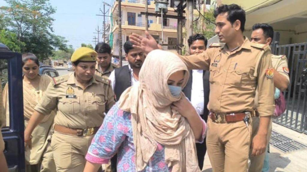 कानपुर में डॉ. अनुष्का के क्लीनिक से मिले हेयर ट्रांसप्लांट के सबूत, मशीन का राज खुला तो हो गई बेहोश