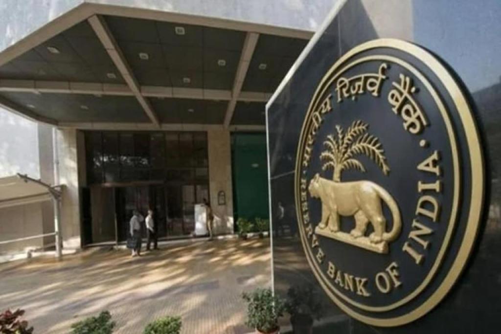 RBI Cancelled Bank Licence News: RBI 12 बैंकों का लाइसेंस किया रद्द, ग्राहक अब नहीं निकाल पाएंगे पैसा? क्या डूब जाएगी उम्र भर की जमा पूंजी