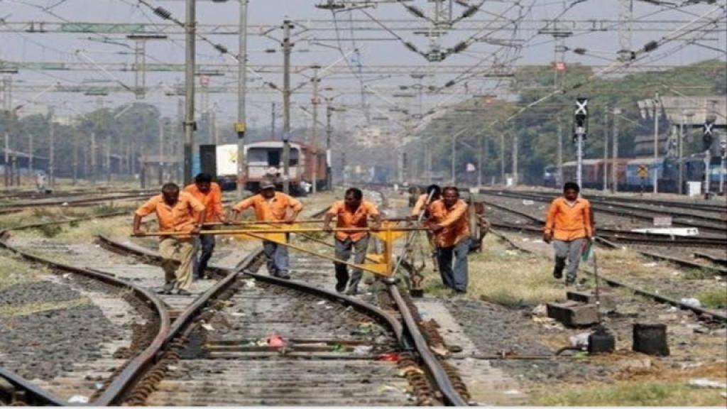 Indian Railway: हादसों को लेकर रेलवे बोर्ड सख्त, अब वर्क साइट पर नहीं चलेगी कोई लापरवाही