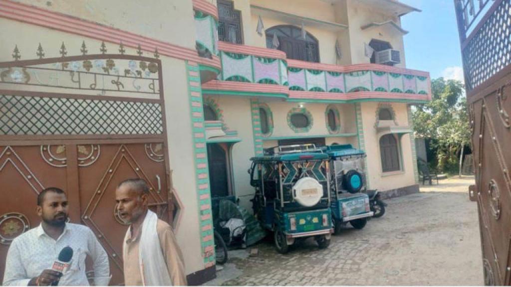 UP Police मूक बनकर देखती रही, बदमाश ने युवक को सरेराह दौड़ाकर मारी गोली; गंभीर हालत में रेफर