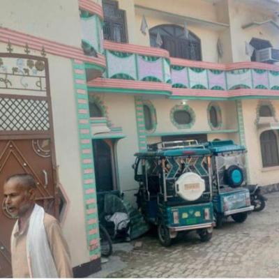 UP Police मूक बनकर देखती रही, बदमाश ने युवक को सरेराह दौड़ाकर मारी गोली; गंभीर हालत में रेफर