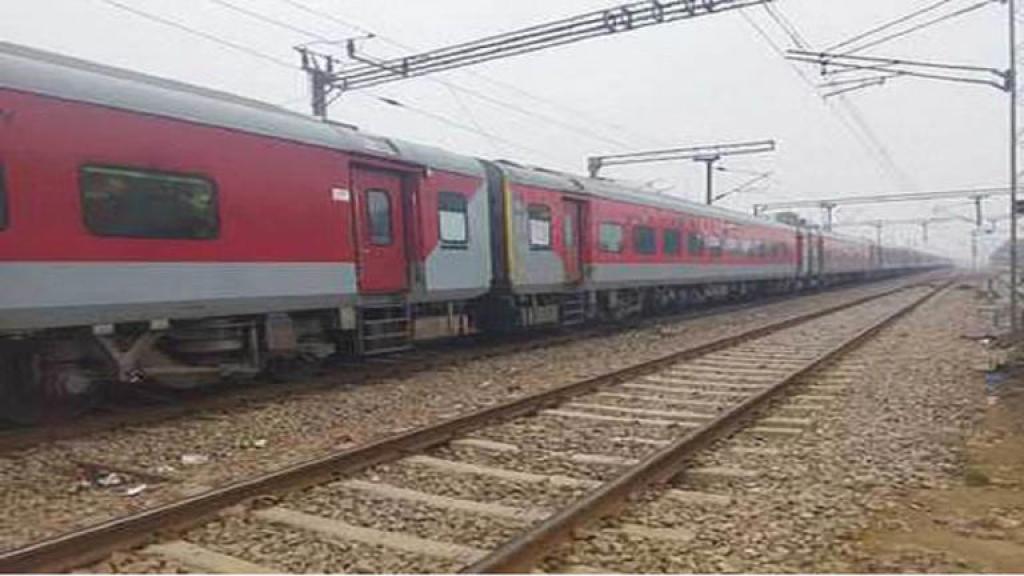 Indian Railways : रायबरेली में ऊंचाहार एक्सप्रेस से टकराया मवेशियों का झुंड, कपलिंग में आई खामी ; टला हादसा