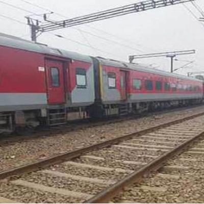 Indian Railways : रायबरेली में ऊंचाहार एक्सप्रेस से टकराया मवेशियों का झुंड, कपलिंग में आई खामी ; टला हादसा