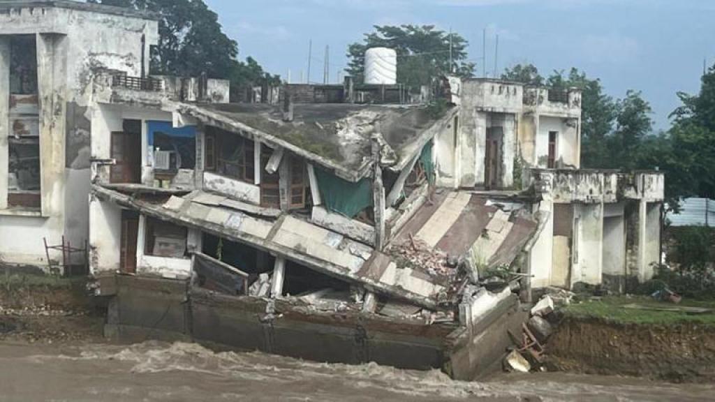 पंजाब में बाढ़: सड़कें टूटीं, होटल पानी में डूबे, कई ज़िलों में तबाही