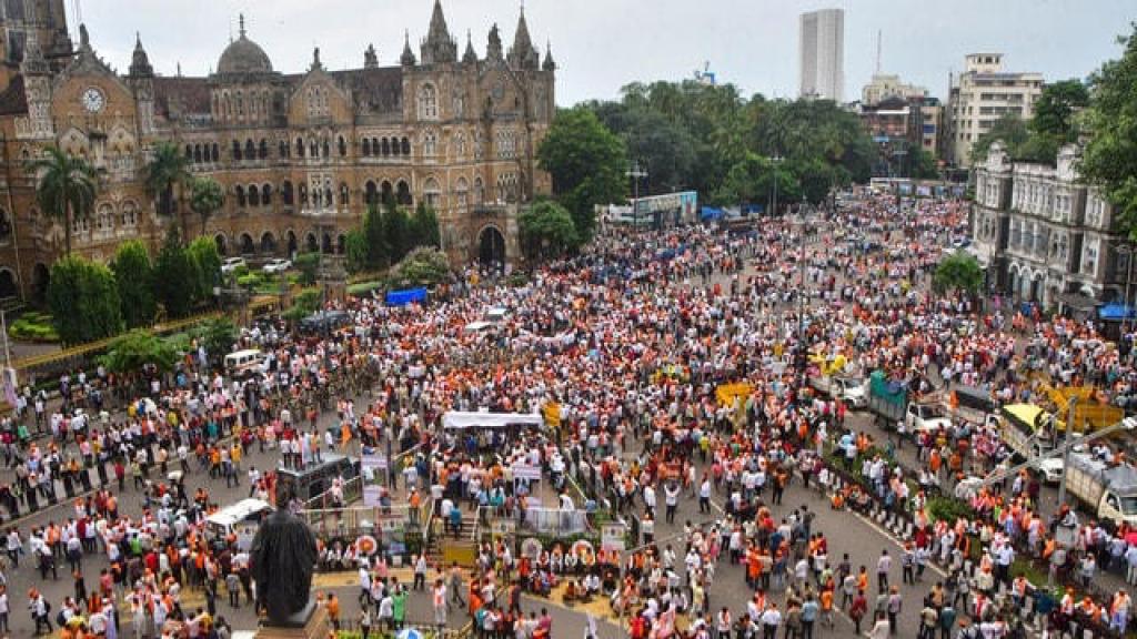 ट्रेनों में भीड़ और बसों की थमी रफ्तार, जरांगे के आंदोलन से ऑफिस जाने वालों को मुश्किल