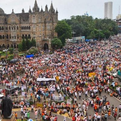 ट्रेनों में भीड़ और बसों की थमी रफ्तार, जरांगे के आंदोलन से ऑफिस जाने वालों को मुश्किल