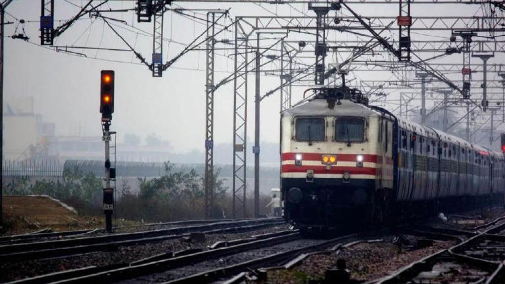 Indian Railways News Update: आज भी रहेगी ट्रेनें रद्द, यात्रियों को होगी परेशानी