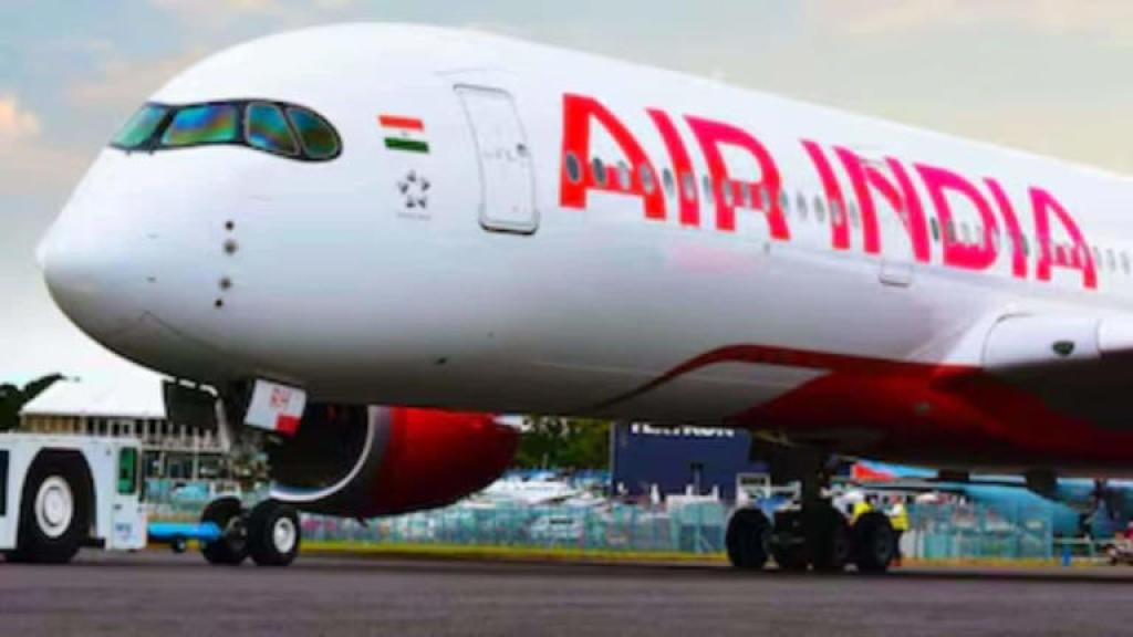 Air India: दिल्ली-इंदौर Air India की फ्लाइट के इंजन में लगी आग, पायलट ने किया 'Mayday' कॉल
