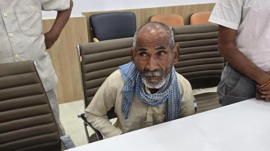 साहब मैं जिंदा हूं...प्रयागराज में DM के पास पहुंचा कागजों पर मृत बुजुर्ग तो जिलाधिकारी ने ग्राम पंचायत सचिव के खिलाफ ले लिया तगड़ा ऐक्शन