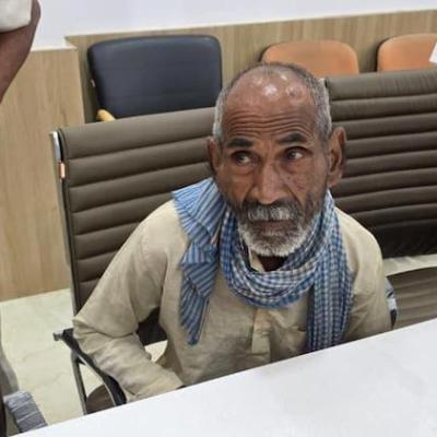 साहब मैं जिंदा हूं...प्रयागराज में DM के पास पहुंचा कागजों पर मृत बुजुर्ग तो जिलाधिकारी ने ग्राम पंचायत सचिव के खिलाफ ले लिया तगड़ा ऐक्शन