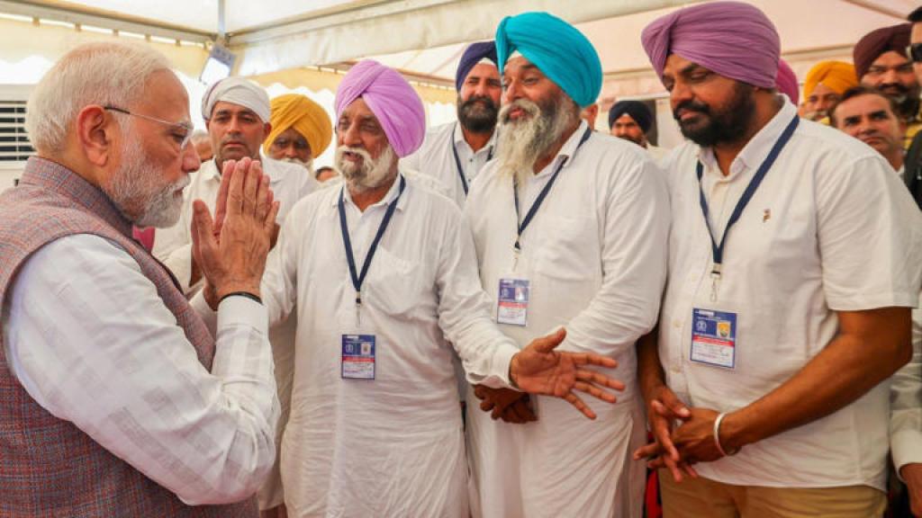 PM मोदी ने किया बाढ़ से त्रस्त पंजाब का दौरा, 1600 करोड़ रुपये मदद का ऐलान, लोगों का हालचाल भी जाना