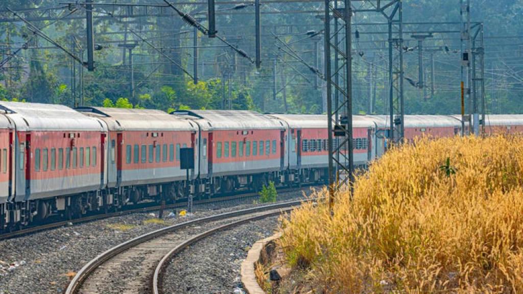 Indian Railways News: यूपी बिहार जाने वाले यात्रियों को त्योहारों में झटका, इस रूट पर 46 ट्रेनें रद्द, कई ट्रेनों का मार्ग बदला