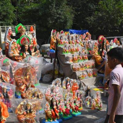 नोएडा में नवरात्रि शुरू होते ही मंदिरों में उमड़ी श्रद्धालुओं की भीड़, पूरे शहर में उत्सव का माहौल
