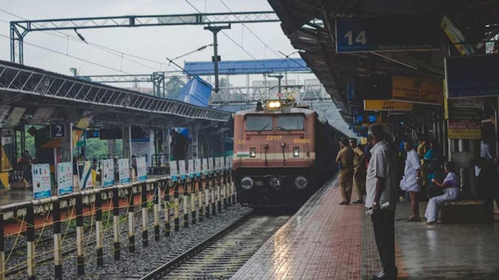 क्या आपने कभी सोचा है रेलवे पटरियों के किनारे क्यों लिखा जाता है C/फा? जानें क्या होता है इसका मतलब