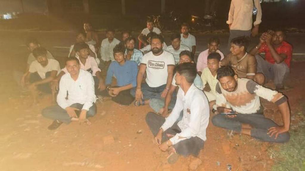 20.2K फ़ॉलोअर्स 10 दिन से नहीं आ रही थी बिजली, पावर हाउस में ग्रामीणों ने दिया धरना