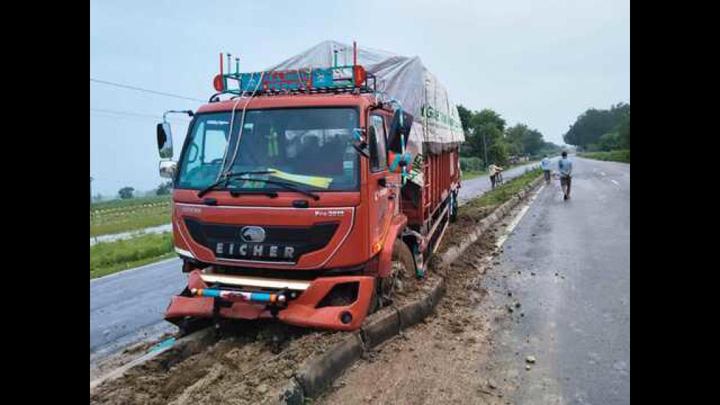 अनियंत्रित होकर डिवाइडर से टकराई डीसीएम, स्ट्रीट लाइट पोल क्षतिग्रस्त