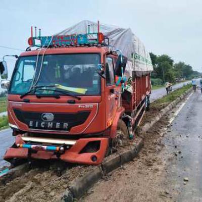 अनियंत्रित होकर डिवाइडर से टकराई डीसीएम, स्ट्रीट लाइट पोल क्षतिग्रस्त
