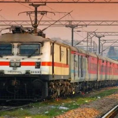 दिवाली-छठ पर बिहार और पूर्वांचल जाने वाली ट्रेनें फुल, टिकट काउंटर पर लगी कतार, Special Trains का इंतजार