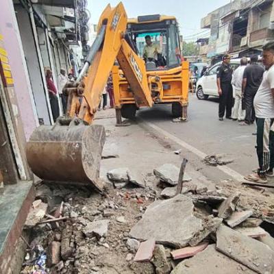 8.6K फ़ॉलोअर्स सामने से बुलडोजर आता देख यूपी के दुकानदारों में मच गई खलबली, प्रशासन से मांगने लगे टाइम