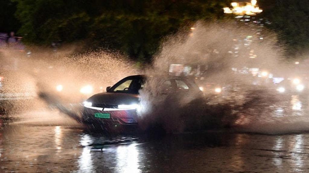 बारिश ने खोली MCD और PWD के इंतजामों की पोल, नालियों के बैकफ्लो से दिल्ली में बिगड़े हालात