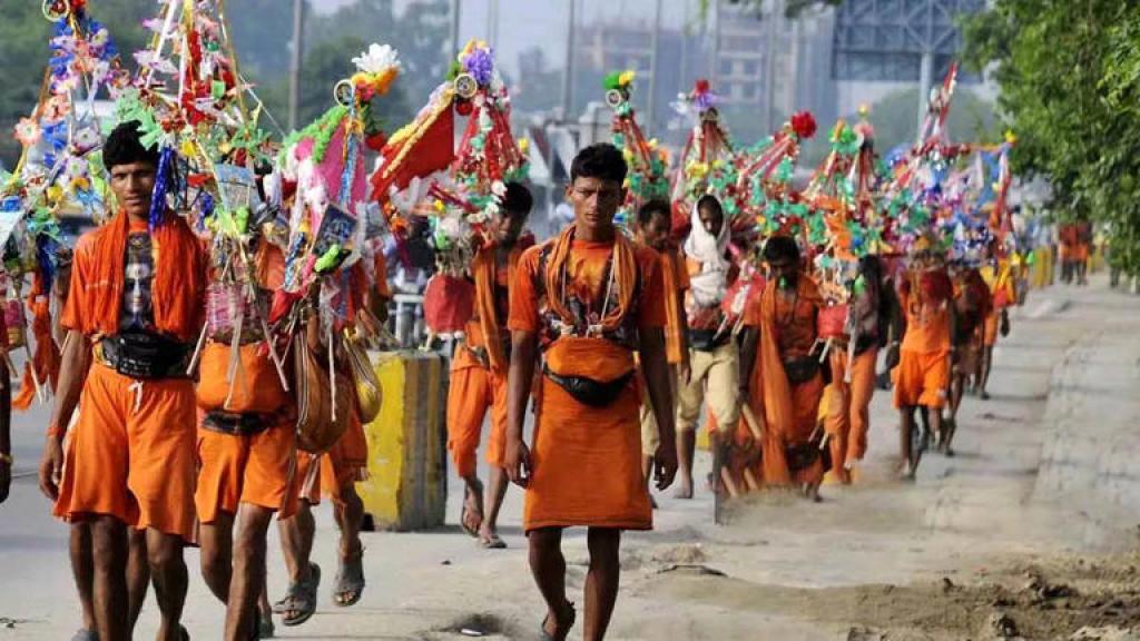 कांवड़ यात्रा को लेकर बाजार में बढ़ी रौनक, तैयारियां शुरू; बहुत मामूली रेट पर बिक रहे सामान
