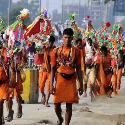 कांवड़ यात्रा को लेकर बाजार में बढ़ी रौनक, तैयारियां शुरू; बहुत मामूली रेट पर बिक रहे सामान