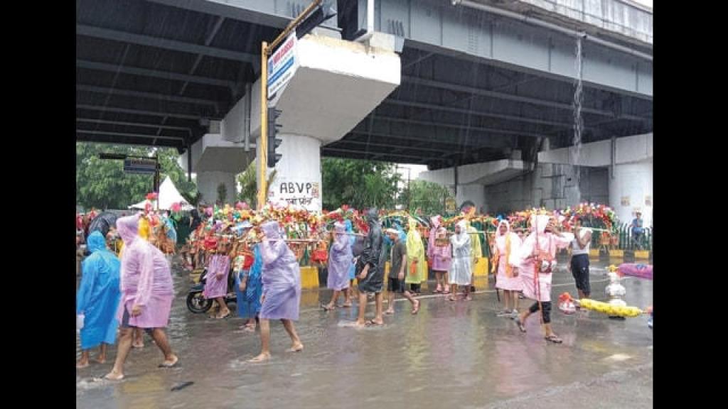 बारिश के कारण सड़कों पर जलभराव से परेशान रहे