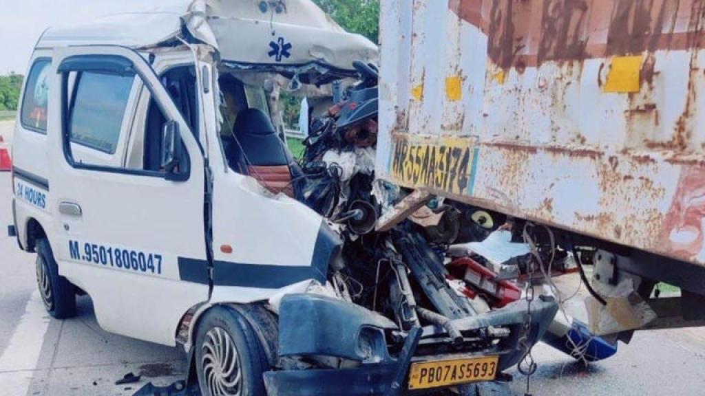 यमुना एक्सप्रेसवे पर कंटेनर ड्राइवर ने लगाए ब्रेक, पीछे टकराई एंबुलेंस के चालक और हेल्पर की मौत