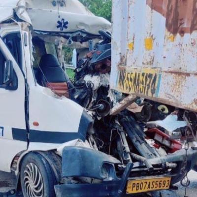 यमुना एक्सप्रेसवे पर कंटेनर ड्राइवर ने लगाए ब्रेक, पीछे टकराई एंबुलेंस के चालक और हेल्पर की मौत