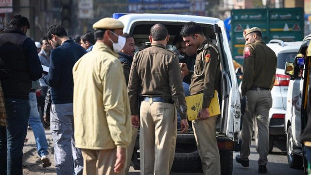 दिल्ली पुलिस के 'बंटी-बबली' गिरफ्तार, दोनों हैं सब इंस्पेक्टर; करोड़ों लेकर हुए थे फरार