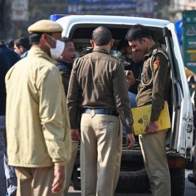 दिल्ली पुलिस के 'बंटी-बबली' गिरफ्तार, दोनों हैं सब इंस्पेक्टर; करोड़ों लेकर हुए थे फरार