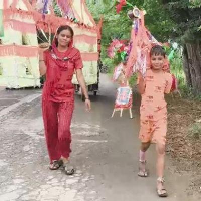 Kanwar Yatra 2025: सावन में कांवड़ यात्रा के अनोखे रंग! मां-बेटे साथ में कर रहे पैदल यात्रा, शिवरात्रि के दिन भोलेनाथ का करेंगे जल अभिषेक