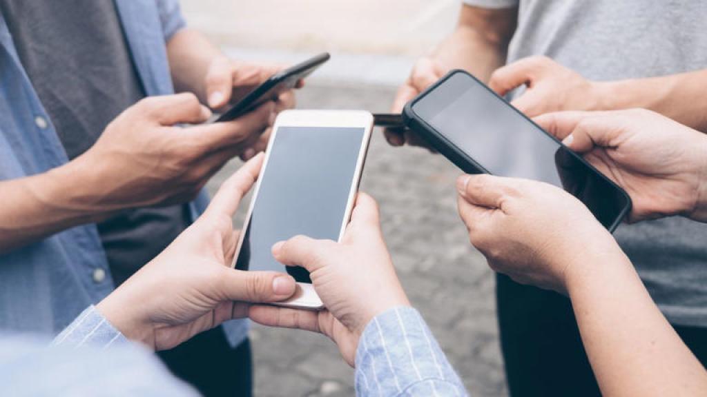 बाजार में शॉपिंग करते समय कोई हाथ से छीन ले जाए मोबाइल फोन? जानें तुरंत कौन सा कदम उठाना सही