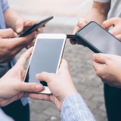 बाजार में शॉपिंग करते समय कोई हाथ से छीन ले जाए मोबाइल फोन? जानें तुरंत कौन सा कदम उठाना सही