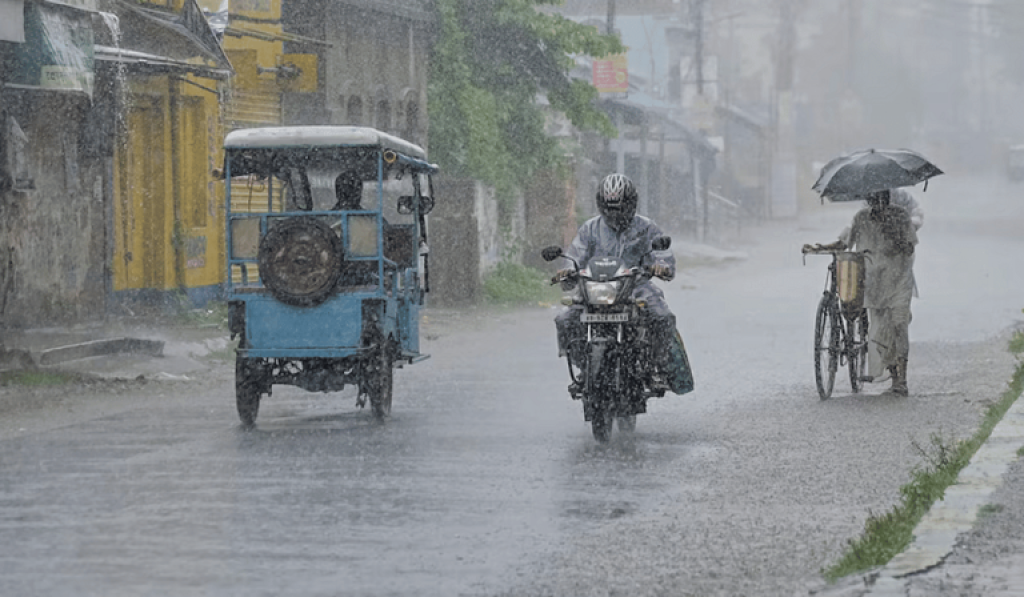 इंदौर-धार में सुबह से बारिश, भोपाल में चली तेज़ आंधी: MP के 40 ज़िलों में अलर्ट जारी